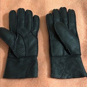 New Danier Black Leather Gloves lined with like fur, Sz large fit medium